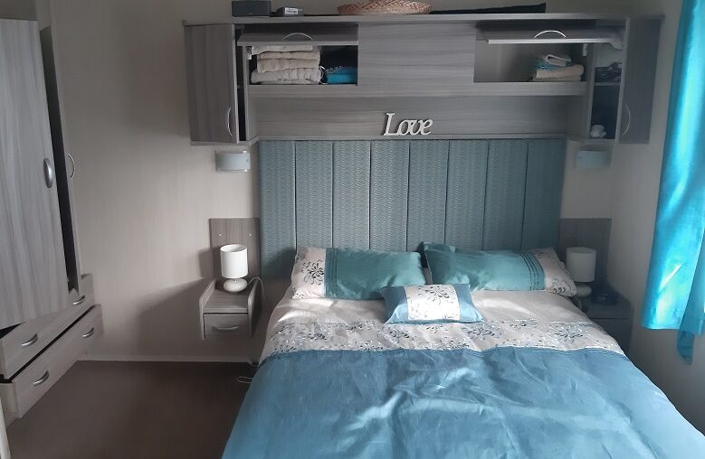 King-size bed with full en-suite